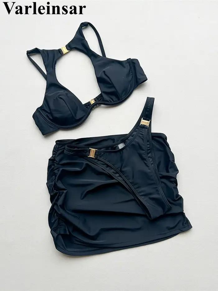 Ensemble bikini trois pièces avec jupe