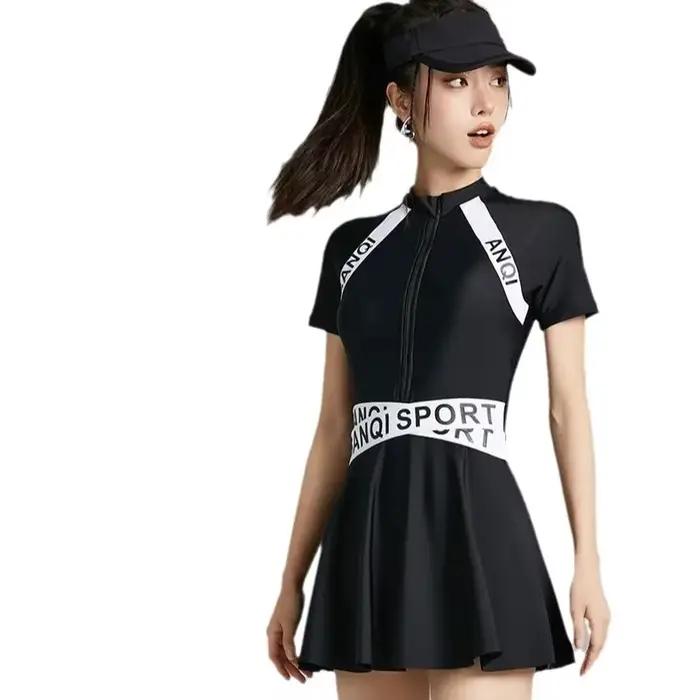 Maillot de bain une pièce sportif et discret pour étudiante