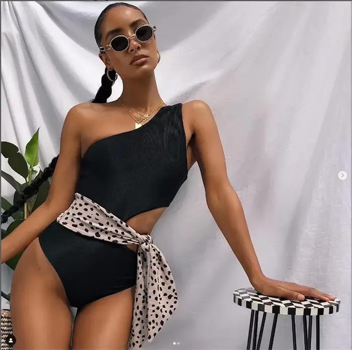 Maillot de bain une pièce asymétrique épaule dénudée