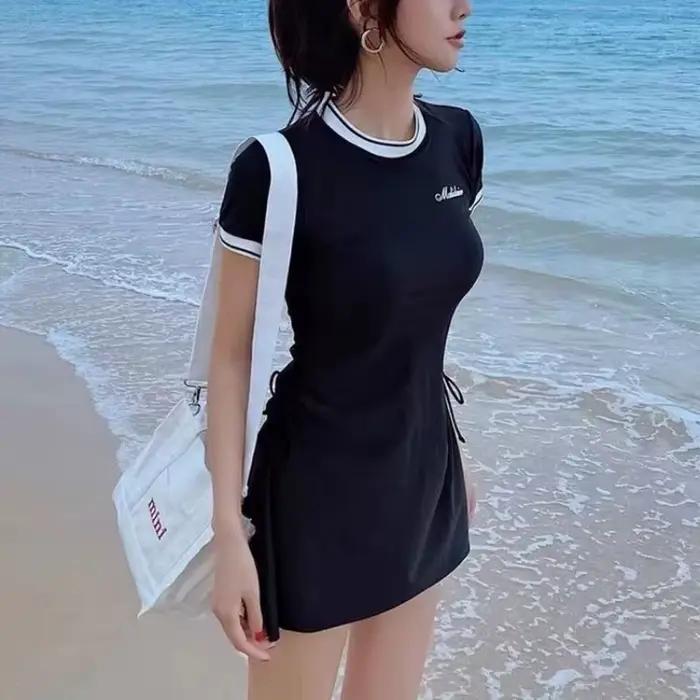 Maillot de bain deux pièces pour femmes, manches courtes, col rond, anti-roulement, associé à un short pour hommes, adapté à la natation sur la plage