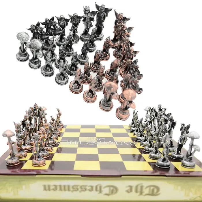 Un luxueux jeu de réunion de famille en pièces d'échecs avec un thème de personnage en métal. La boîte
