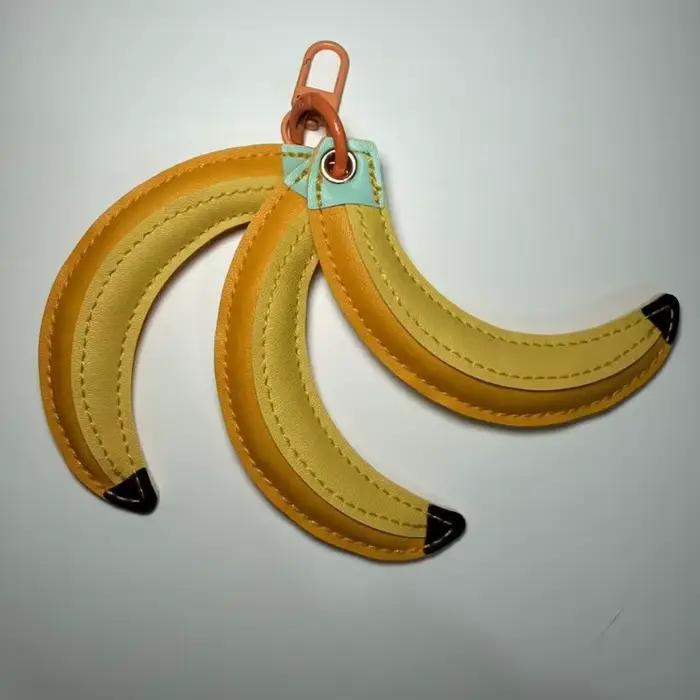 Nouveau pendentif banane exquis en cuir haut de gamme, texture de qualité supérieure, pendentif de niche en PU pour clés de voiture