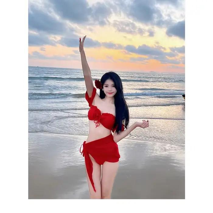 Ensemble de maillot de bain trois pièces rouge doux avec haut à volants épaules dénudées