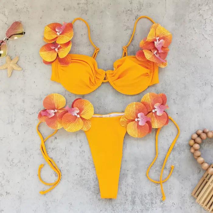 Ensemble bikini fleuri avec jupe