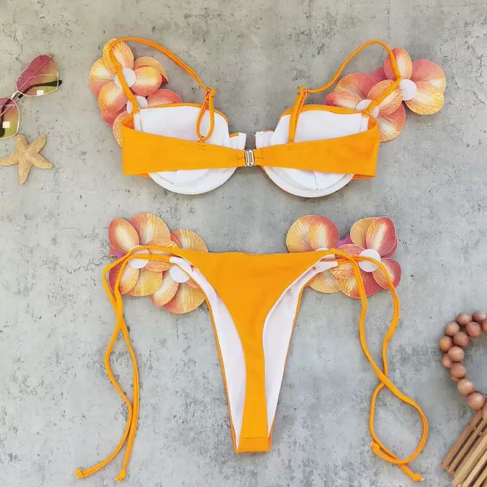 Ensemble bikini fleuri avec jupe