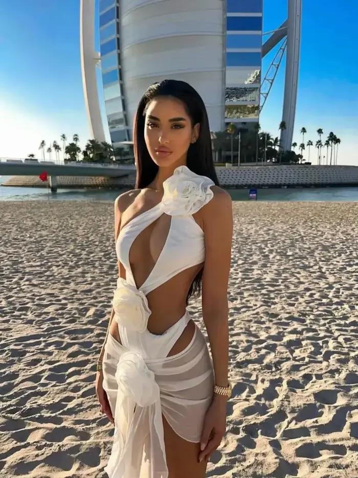 Maillot de bain asymétrique découpé à fleurs rouges et Mini jupe de plage drapée en mousseline de soie pour femmes