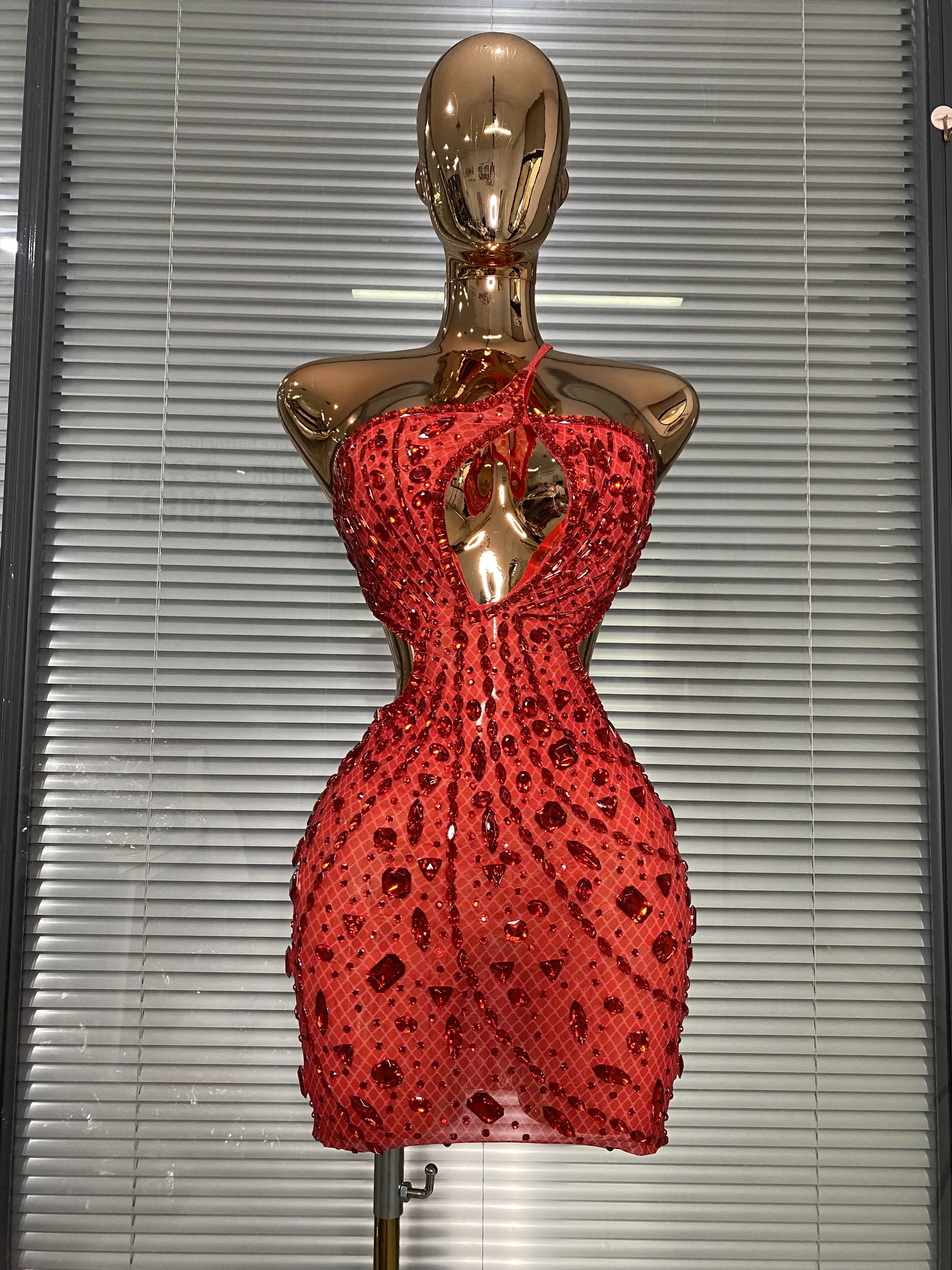 Robe de soirée mini moulante pour femme, rouge, avec strass imprimés, dos nu à découpe, en maille, p