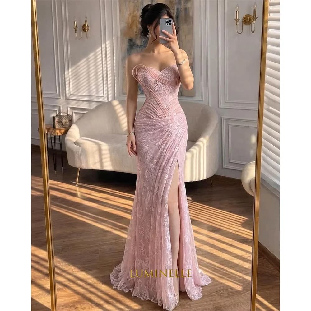 Robe de soirée longue rose en dentelle sans bretelles, style sirène, avec corsage froncé et taille e