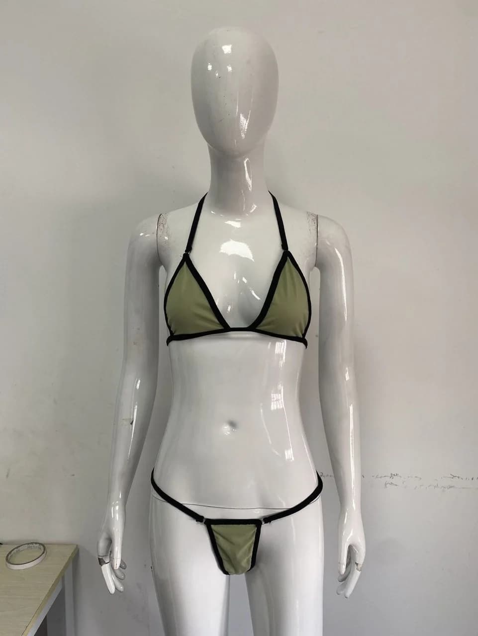 Ensemble bikini deux pièces style trois points dos nu et col halter, simple, tendance et sexy, style