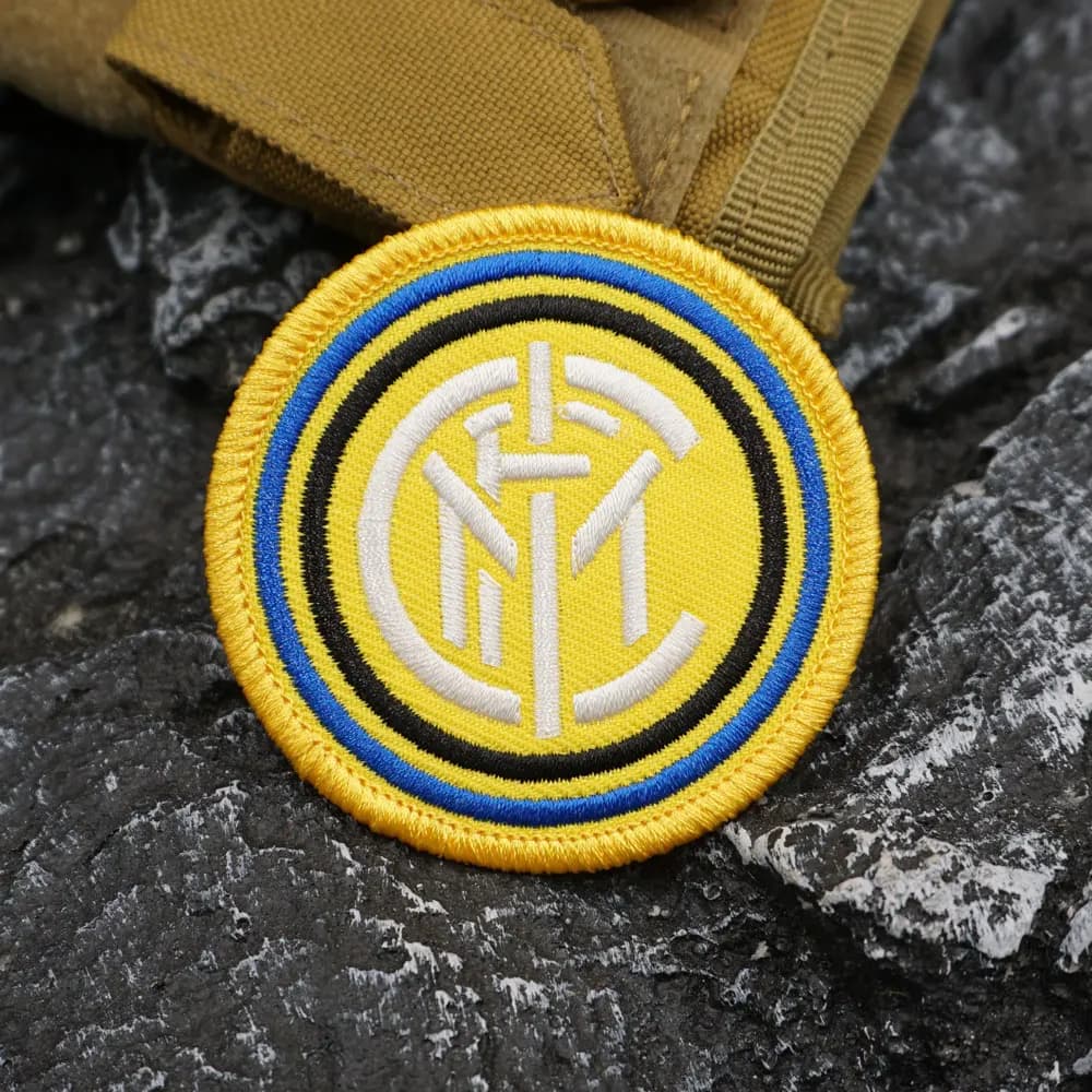 Patch brodé avec logo du Club de Football Inter Milan avec bordure merrow, applique cousue pour vête