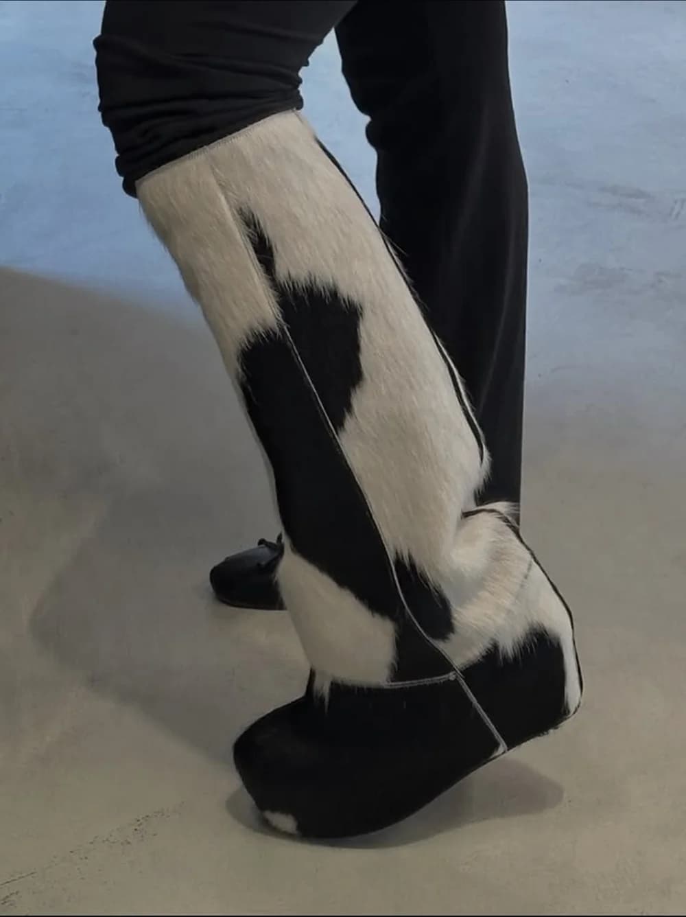 Bottes en fourrure de veau à imprimé vache noir et blanc, dessus entièrement fourré, bout rond, plat