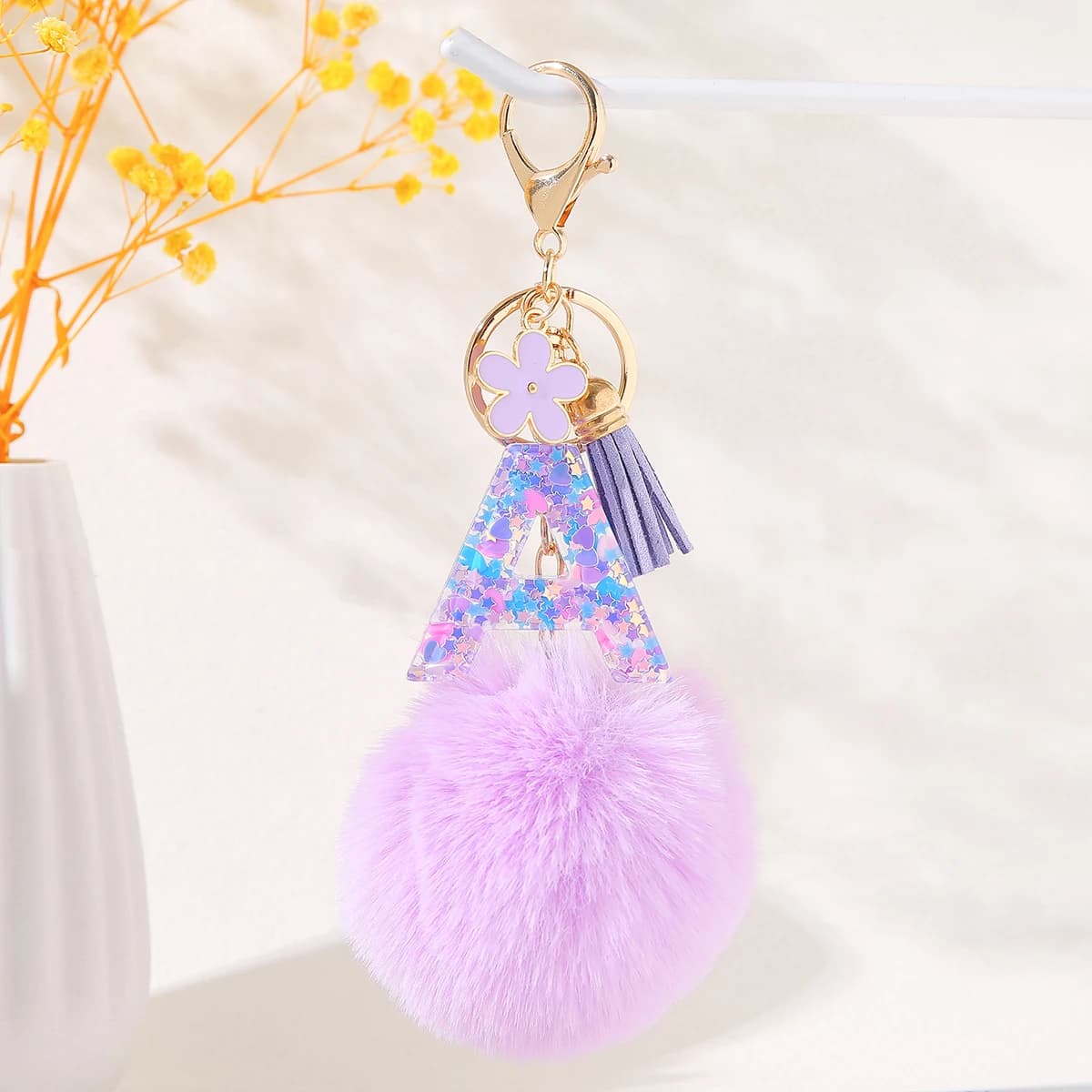 Porte-clés lettre Alphabet fleur violette avec pompon en peluche, porte-clés initiaux à paillettes e