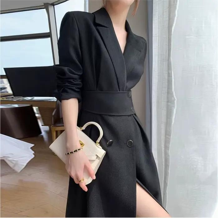Une robe noire à manches longues qui est amincissante et élégante, avec un design de style costume.