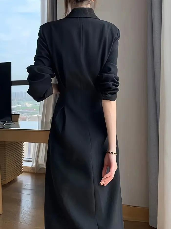 Une robe noire à manches longues qui est amincissante et élégante, avec un design de style costume.