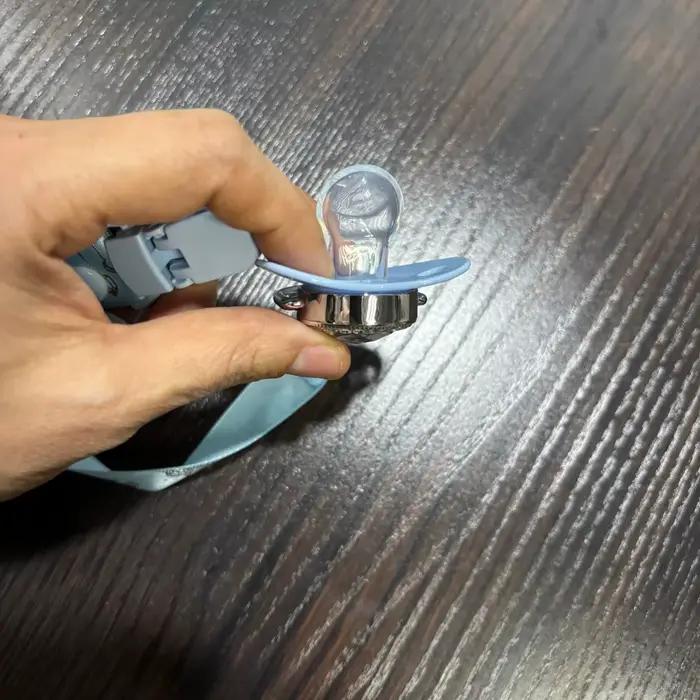 Sucette souple et flexible en forme de téton réel avec capuchon anti-poussière et attache anti-perte, apaisant doux pour bébé pour des siestes paisibles