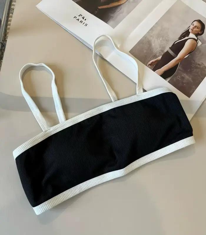 Nouvel ensemble bikini côtelé noir et blanc été 2026 avec accent logo C classique entrelacé