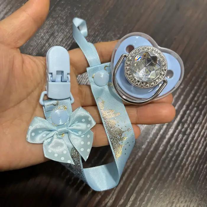 Sucette souple et flexible en forme de téton réel avec capuchon anti-poussière et attache anti-perte, apaisant doux pour bébé pour des siestes paisibles