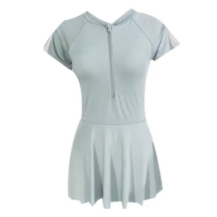 Maillot de bain une pièce gris clair modeste à manches courtes avec fermeture éclair sur le devant et jupe évasée
