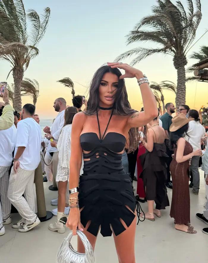 Nouvelle Arrivée 2026 – Maillot de Bain Structuré Noir Chic avec Décolleté en V Profond et Découpes