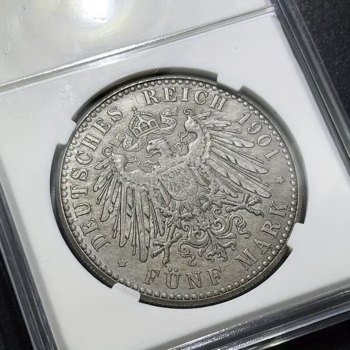 Boîte à double portrait allemande 1901 de prusse, avec une pièce antique/dorée, un insigne gravé avec un design d'aigle