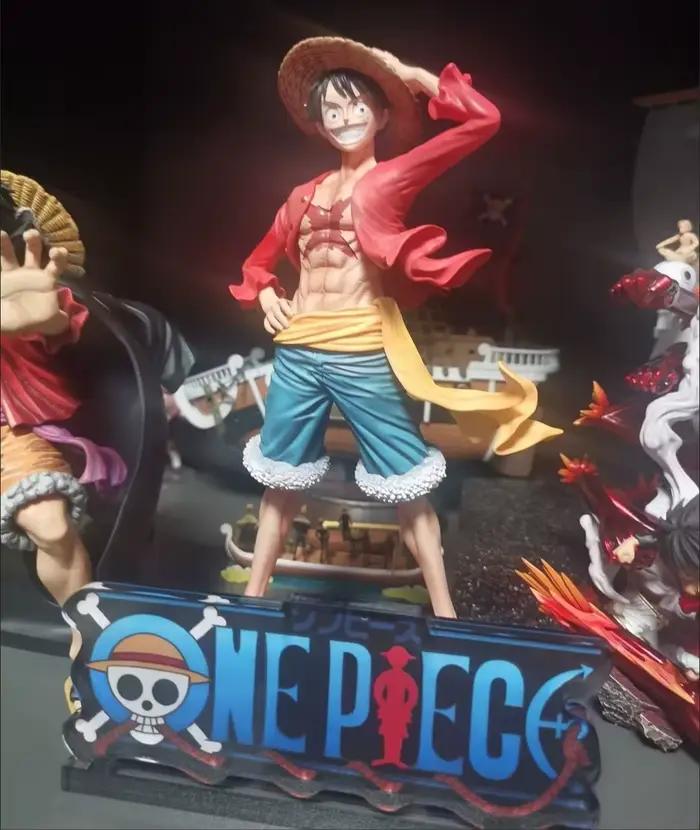 Figurines décoratives One Piece avec logo, fond blanc et noir, présentoir sur pied, jouets modèles, cadeau, 13 cm