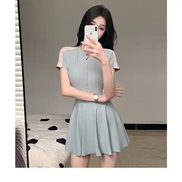 Maillot de bain une pièce gris clair modeste à manches courtes avec fermeture éclair sur le devant et jupe évasée