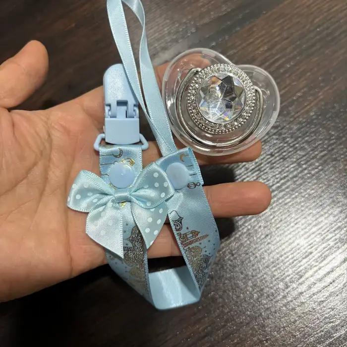 Sucette souple et flexible en forme de téton réel avec capuchon anti-poussière et attache anti-perte, apaisant doux pour bébé pour des siestes paisibles