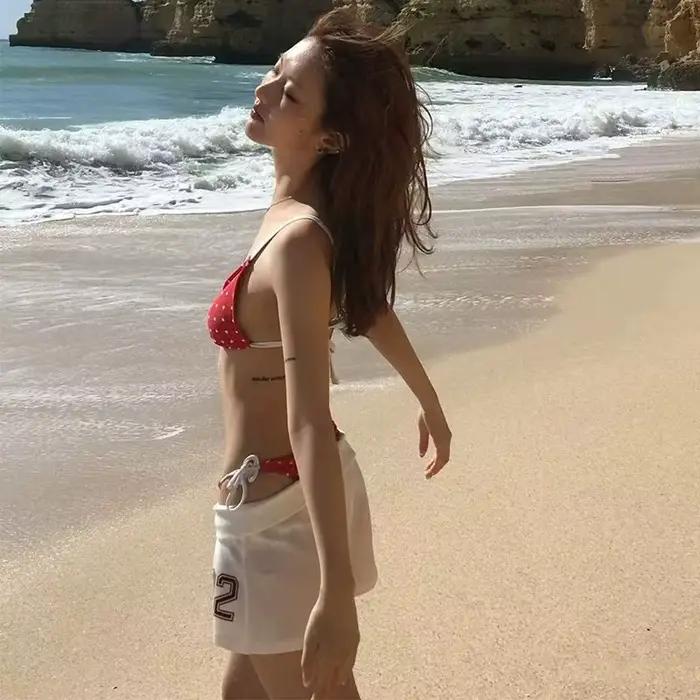 Ensemble de bikini triangle sexy rouge à imprimé mini-cœurs pour femme