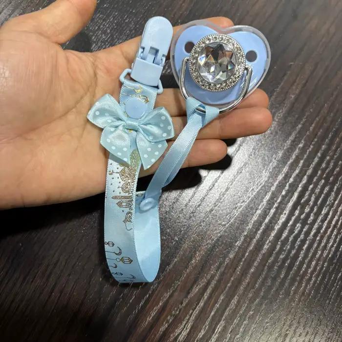 Sucette souple et flexible en forme de téton réel avec capuchon anti-poussière et attache anti-perte, apaisant doux pour bébé pour des siestes paisibles