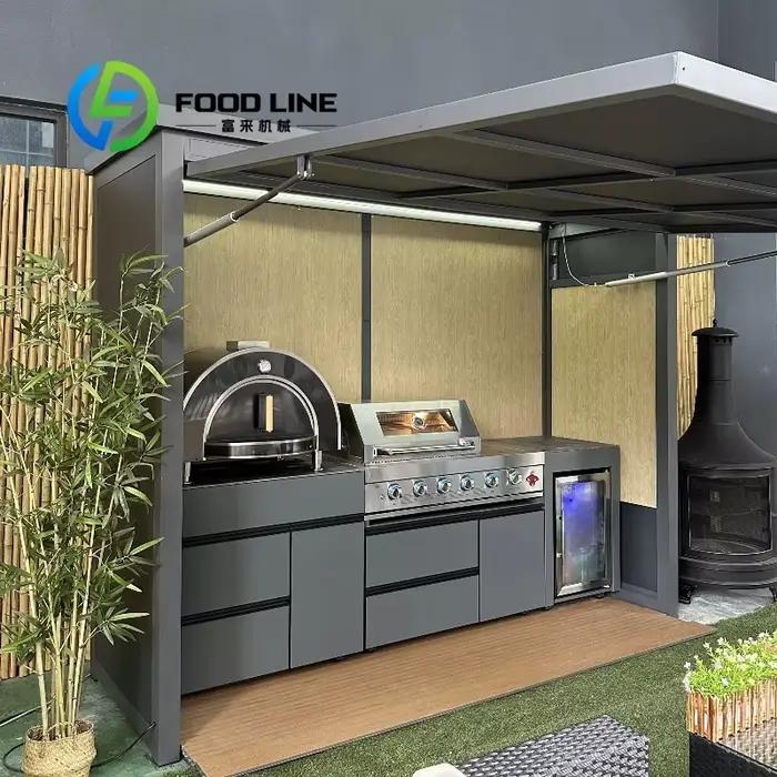 Cuisine extérieure pour barbecue avec évier et réfrigérateur, intégrant cuisine et abri, pour une vie de plein air ultime.
