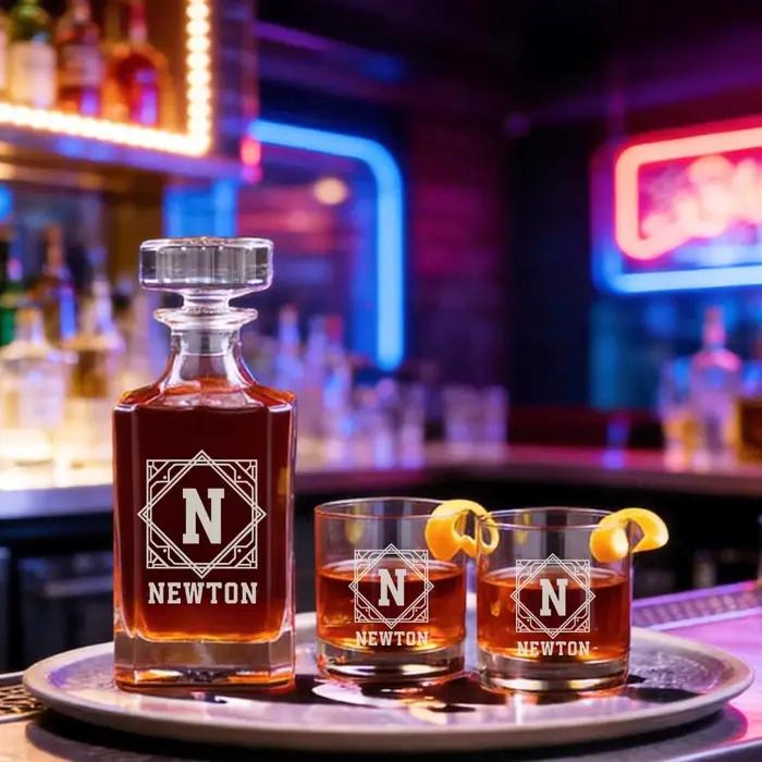 Bouteille de whisky personnalisée et verres à whisky, ensemble de carafe à whisky sur mesure, cadeau de retraite, cadeau de diplôme, cadeau pour les demoiselles d'honneur